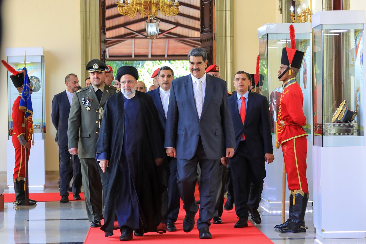 NicolasMaduro's tweet photo. Recibimos con honores al Presidente de la República Islámica de Irán, Seyed Ebrahim Raisi, a quien le damos la bienvenida a nuestra Patria. Una visita que fortalece los profundos lazos de hermandad, en el marco de las relaciones políticas, económicas, comerciales y culturales, entre nuestras naciones.