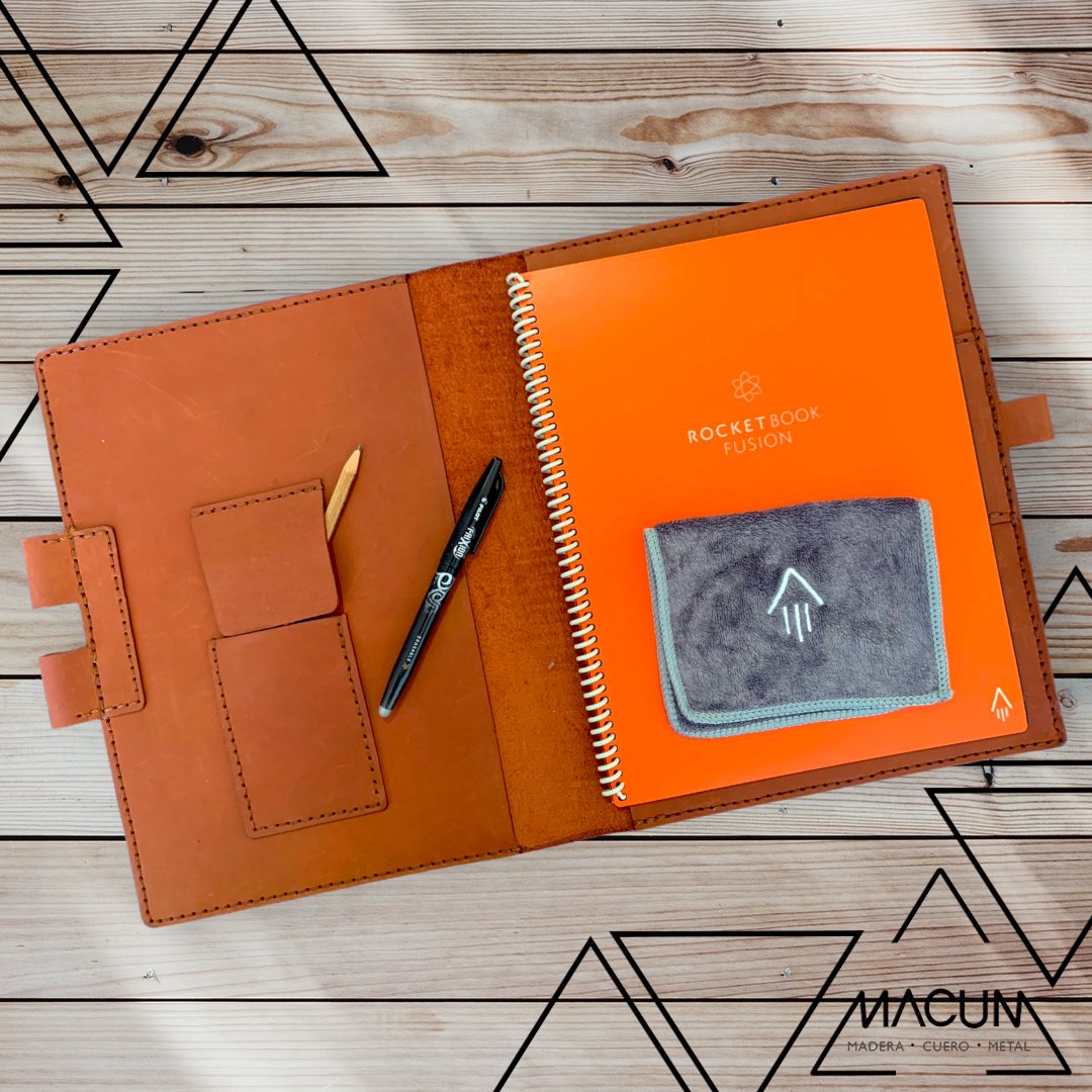 MacumBolivia's tweet photo. Esta vez el encargo fue el regalo perfecto; una elegante funda de cuero color cerámico hecho a medida para el cuaderno Rocketbook en tamaño carta.
#MACUM #fundadecuaderno #fundadecuero #rocketbook #rocketbookcover
#hechoamano #handmade #artesanal #leatherwork https://t.co/5pVOX4ge53
