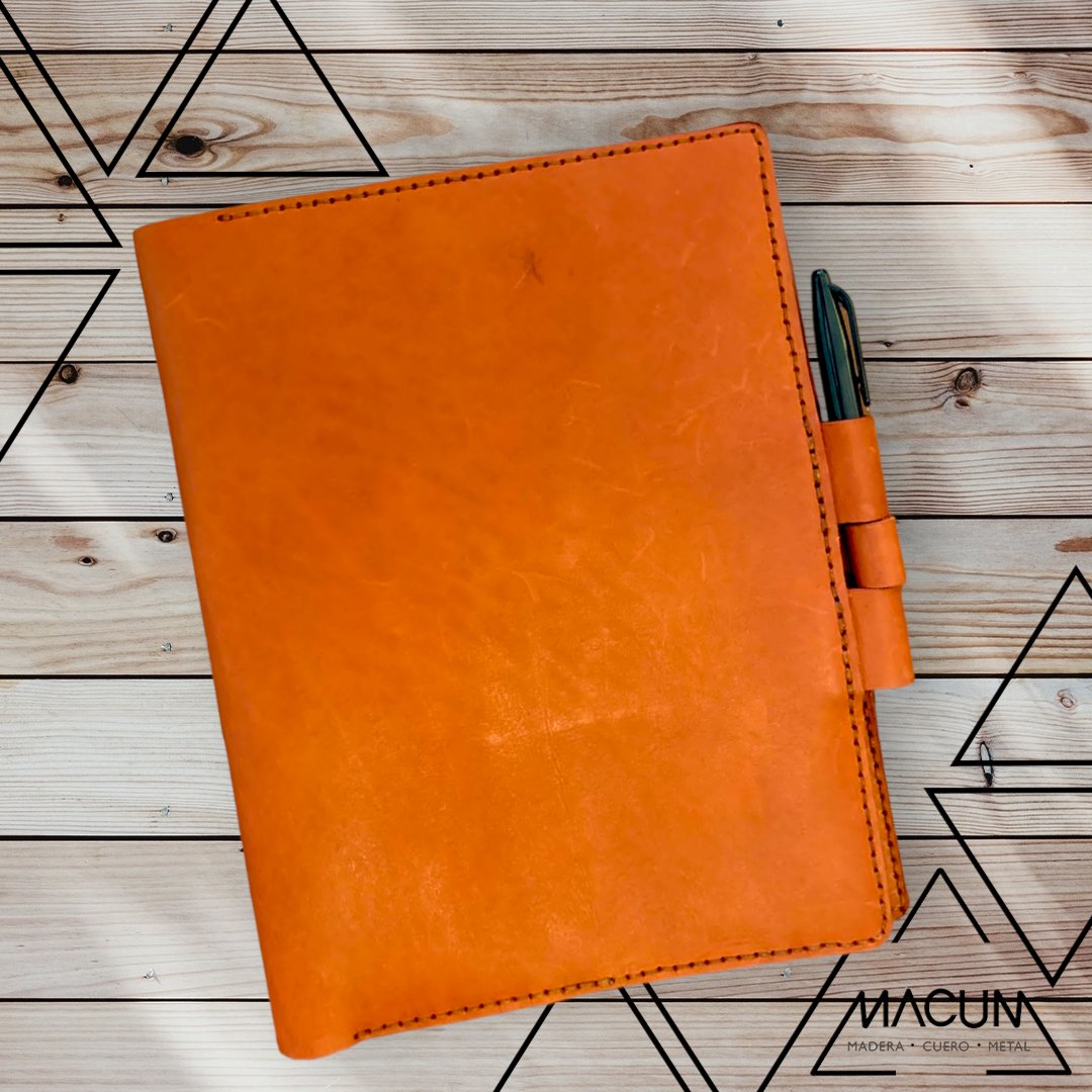 MacumBolivia's tweet photo. Esta vez el encargo fue el regalo perfecto; una elegante funda de cuero color cerámico hecho a medida para el cuaderno Rocketbook en tamaño carta.
#MACUM #fundadecuaderno #fundadecuero #rocketbook #rocketbookcover
#hechoamano #handmade #artesanal #leatherwork https://t.co/5pVOX4ge53
