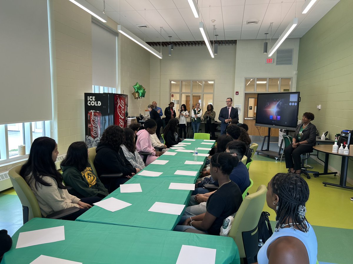 BollarKyle's tweet photo. @WestburyWHS Dragon Club, where the Top Ten scholars from the Class’ of ‘23 and ‘27 gather to provide advise and mentorship, as they move on to the next level. Thank you @DirectorofGuid1 for your vision. Thank you @westbury_ms and to all who supported. @onewestbury @TahiraDChase https://t.co/l9mKlxpPf7