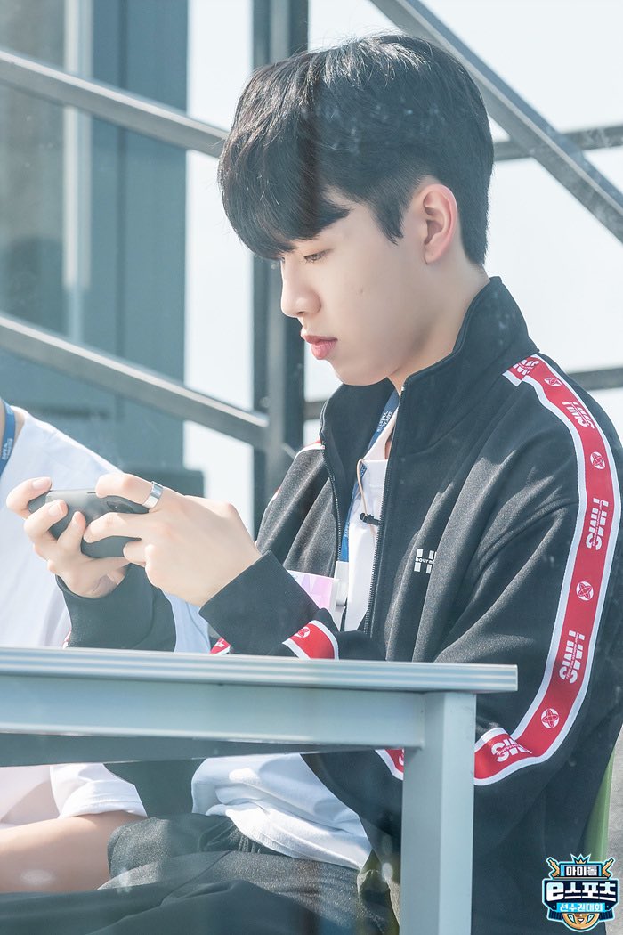 KDHLOOKS_GC's tweet photo. #골든차일드 #김동현 @GoldenChild #KimDonghyun https://t.co/7F4moQj3UJ