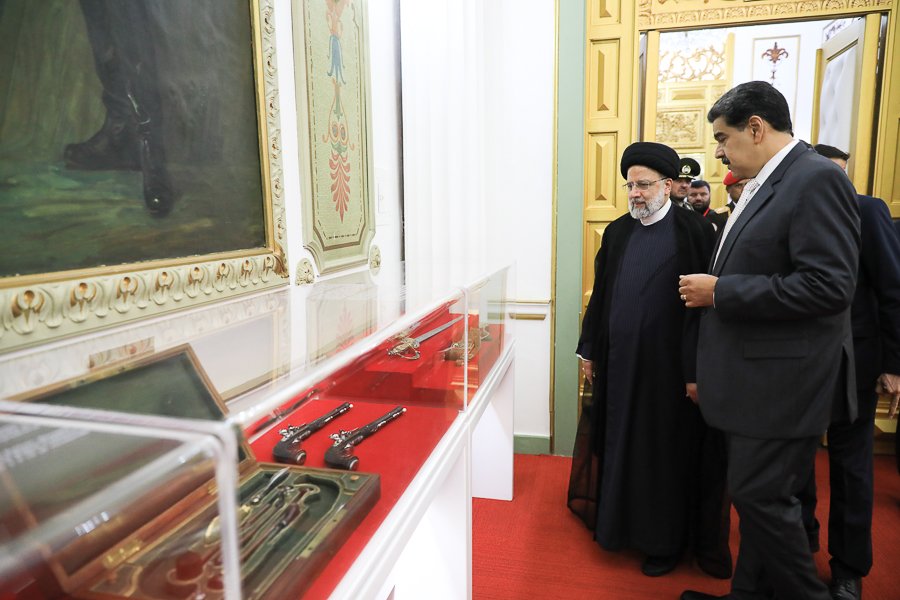 NicolasMaduro's tweet photo. Sostuve una amena e importante reunión de trabajo bilateral con Seyed Ebrahim Raisi, Presidente de la República Islámica de Irán. El objetivo es seguir avanzando por el camino del desarrollo compartido, de la cooperación, del respeto, de la Paz y del bienestar de nuestros pueblos.