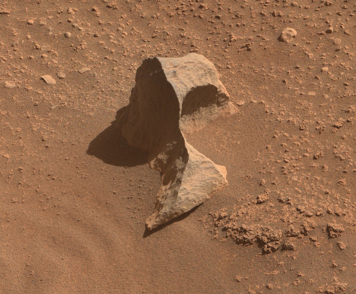 Looks like someone dropped Khonshu's (Moon Knight) skull in the sand on Mars.

Mars2020, Sol 821.
