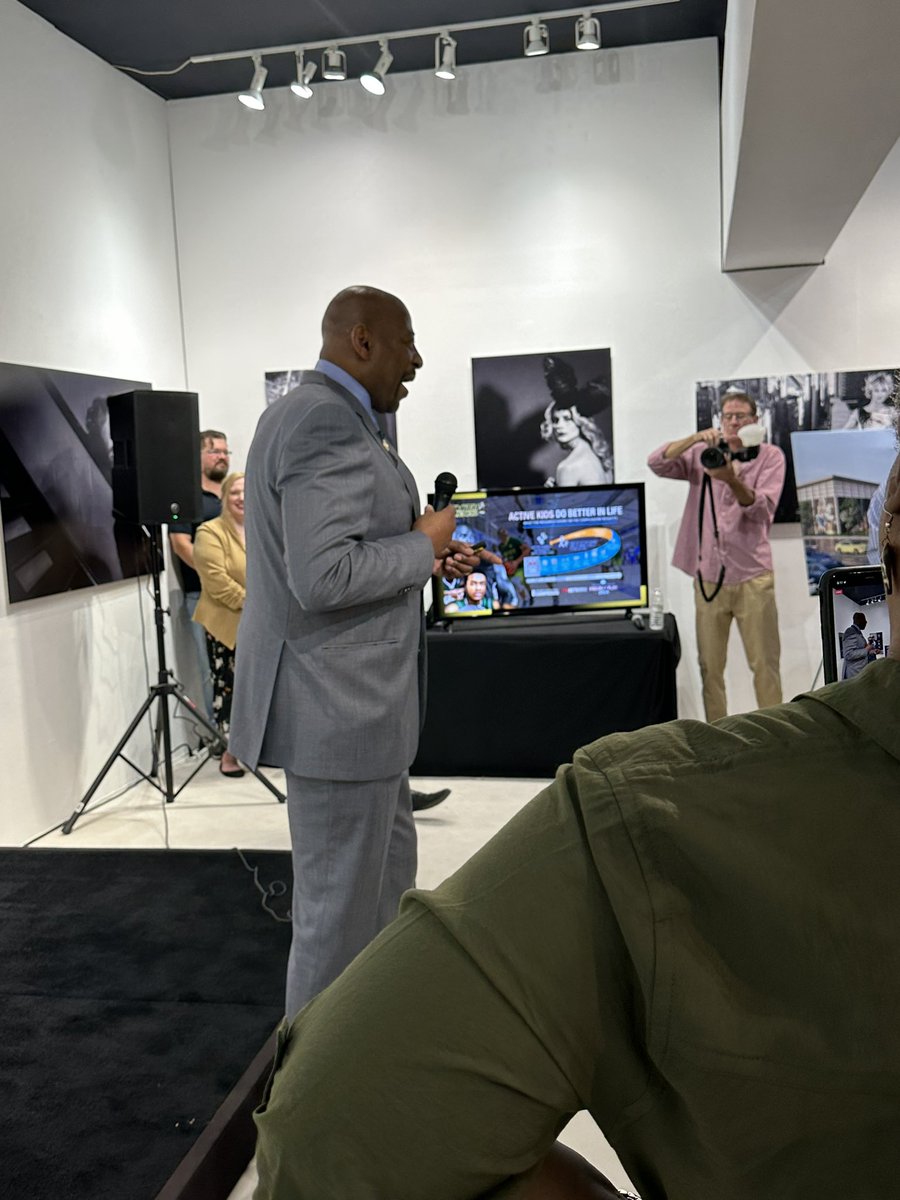 amp_burks's tweet photo. Great meeting you @EarlTheTwirl last week https://t.co/wDqehkV1ef