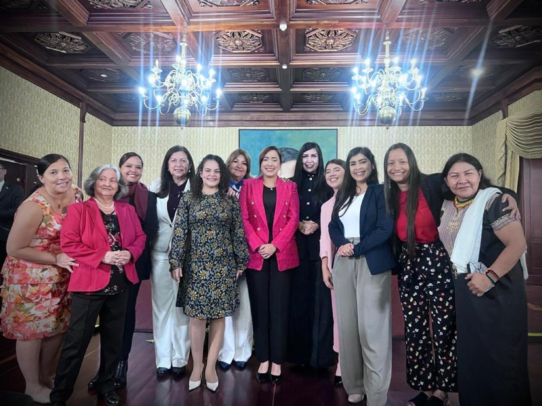 Encuentro con la Excelentísima Sra. Jamilet-Sadat Alamohoda, Primera Dama de la República Islámica de Irán, con las mujeres influyentes en distintas áreas de la República Bolivariana de Venezuela, desde la
Casa Amarilla, Salón Sucre.

<a href="/NicolasMaduro/">Nicolás Maduro</a> 
@MPPEDUCACION