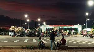 infopublicave's tweet photo. #EnZulia:un grupo de aproximadamente 150 yukpas trancó el paso por el puente Rafael Urdaneta este lunes y aseguraron que se mantendrán en el lugar hasta que se les permita el paso de sus camiones, en los que transportan artesanías para llevar Caracas. https://t.co/iAgMvyS3Av