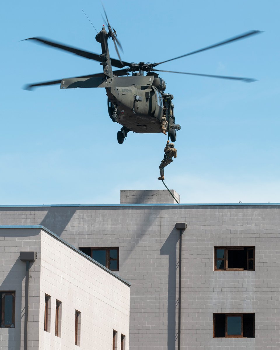 #GreenBerets with 1st SFG(A) fast rope onto a building. The skills used during this training are vital to hone in preparing for real-world missions, ensuring the speedy recovery of injured personnel and providing them immediate medical attention. #Teammates #MotivationMonday #USA