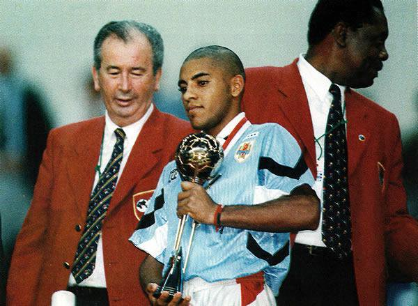 lavozdeltuerto's tweet photo. En su despedida como futbolista profesional, Nicolás Olivera le obsequió al club el balón de oro de Malasia 1997. "A todos los jóvenes: esta es su casa, y Defensor les va a enseñar el camino para ser los mejores del mundo”

Defensor Sporting lo hizo de vuelta. Una vez más. https://t.co/O0iqS6PKwE