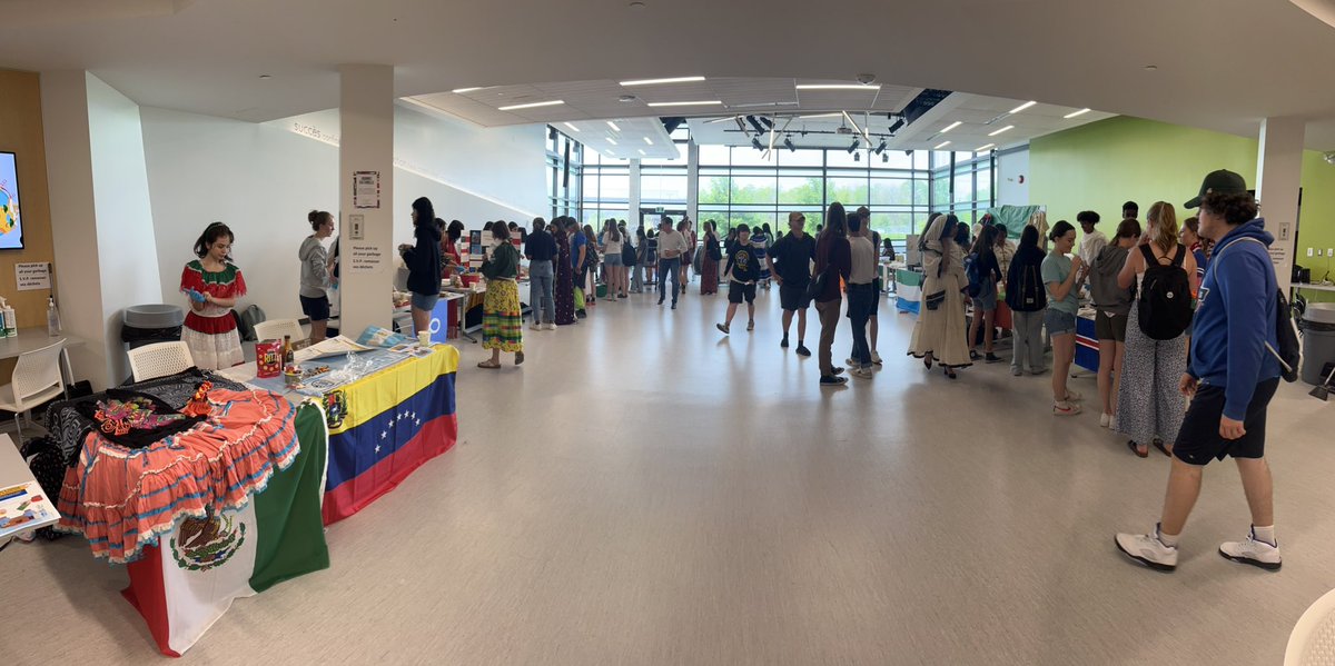 Vendredi passé, les élèves et le personnel ont eu l’occasion de voyager le monde et découvrir les  différentes cultures de la communauté CJS. What a wonderful sharing of traditions, artifacts, music and tasty treats!