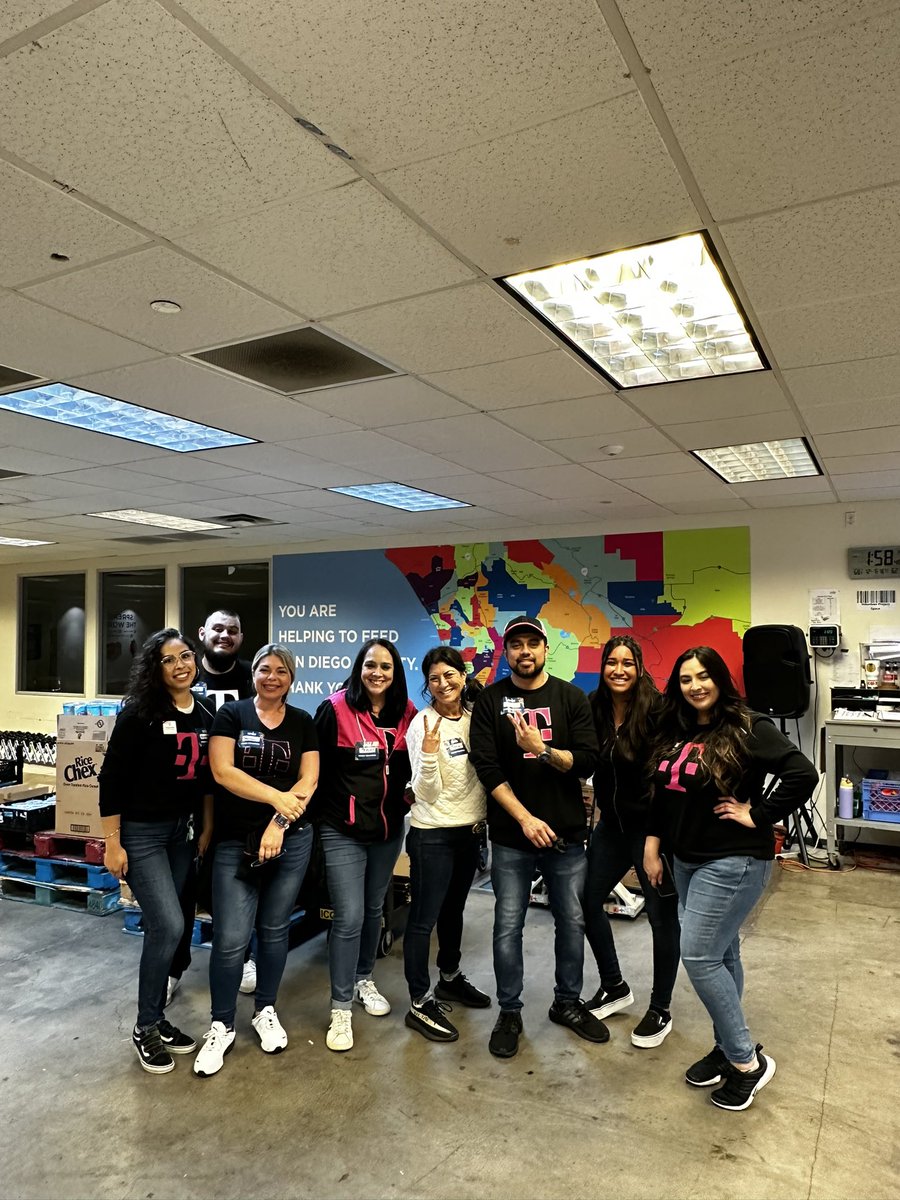 mzcinderella's tweet image. What a Great time volunteering and ensuring all households are able to put food on the table!! #FeedingSanDiego #SDSW #WestisBest