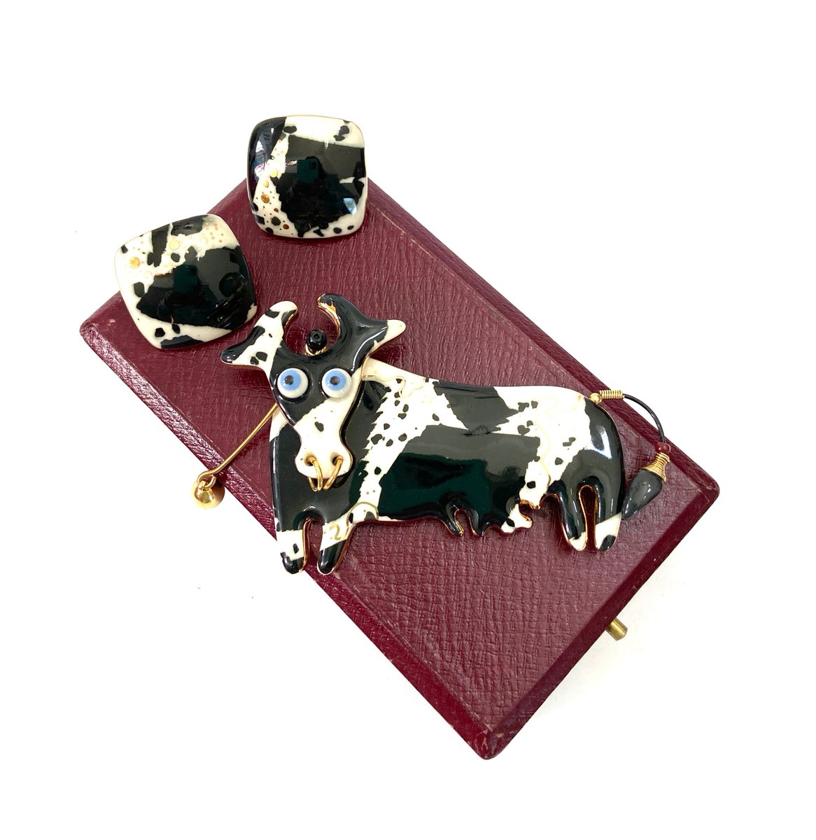 VintageImagine's tweet photo. Cynthia Chuang Jewelry 10 Whimsical Cow Demi Parure Porcelain Brooch & Earring Set Movable Head Glass Eyes Cow Bell Nose Rings Gift for Her #VintageDemi #VintageSet
$213.00
➤ https://t.co/bBCQmsl6Sf https://t.co/FCxN1csopB