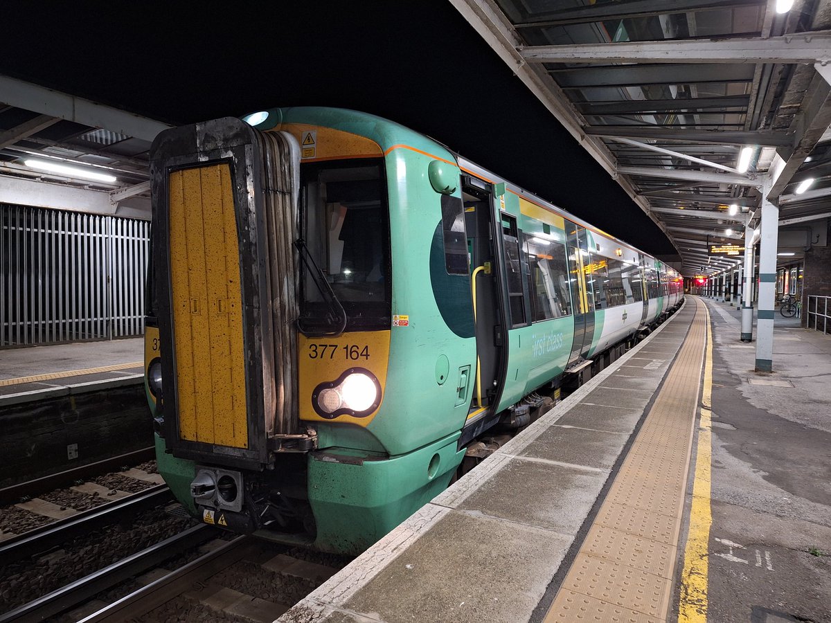 Here we have 377164 at Chichester having terminated. Just waiting for the signal for me to take it into the yard. Then ECS to Littlehampton. #railwayfamily #trainlife #railway #railwaystation #travel #railways #LateNight #workinglate