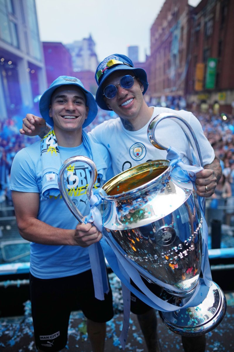City_Chief's tweet photo. Ederson 🤝 Alvarez https://t.co/bGBoEIszAF