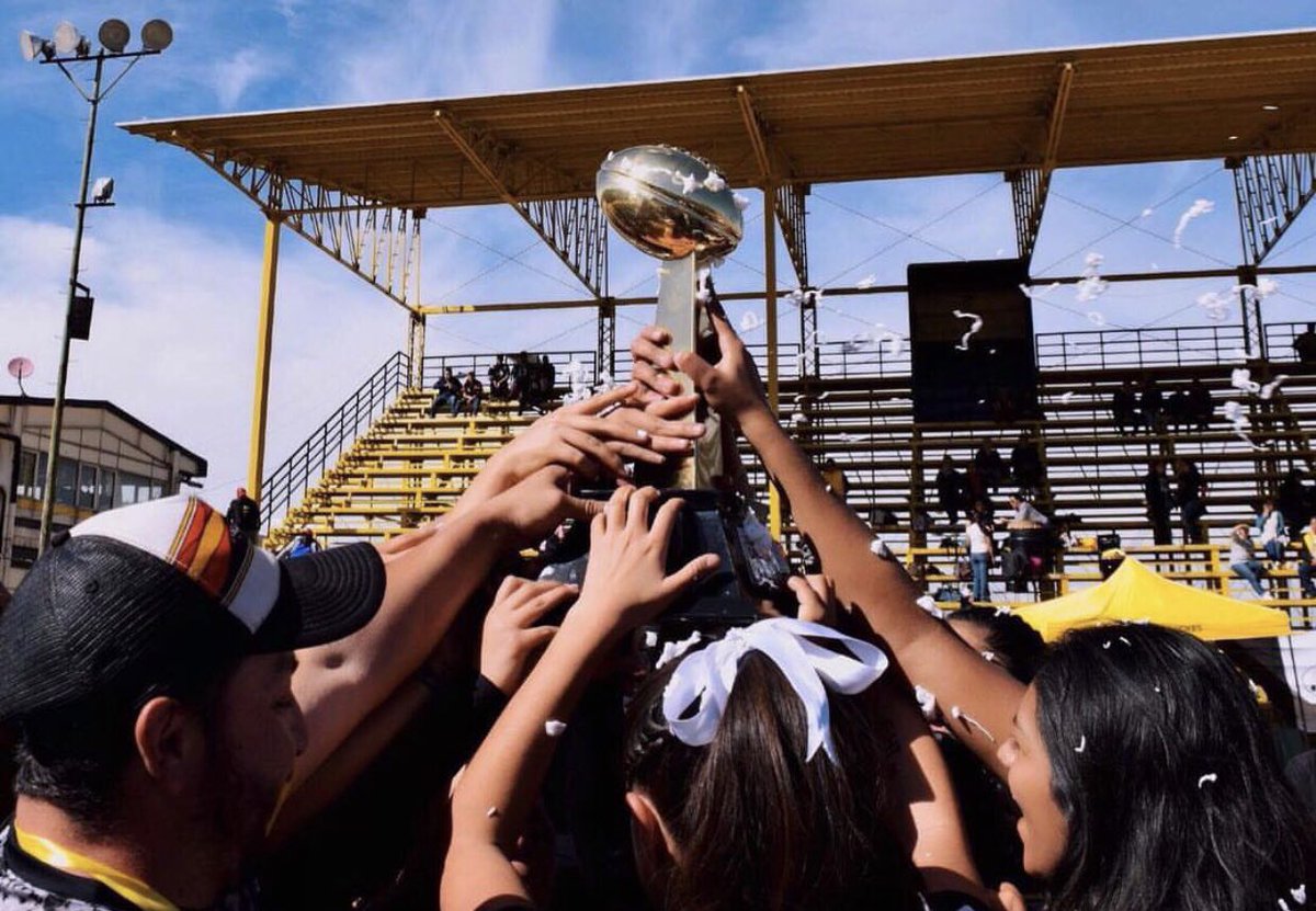 Fernanda_ggh's tweet photo. diferentes años, mismos colores y misma emoción. amo a mis comanches 🖤💛 https://t.co/QK4EjlzbMy
