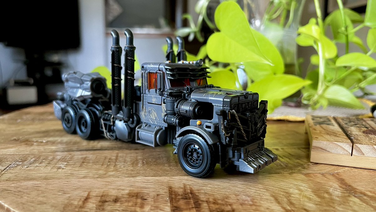 cambertron's tweet photo. I did what any reasonable person would do and immediately buy the toys after watching the movie. I’m really enjoying Scourge I’m just disappointed he was based off early concept art resulting in inaccuracies 🥲 #Transformers https://t.co/Nb3Rd3ouhz