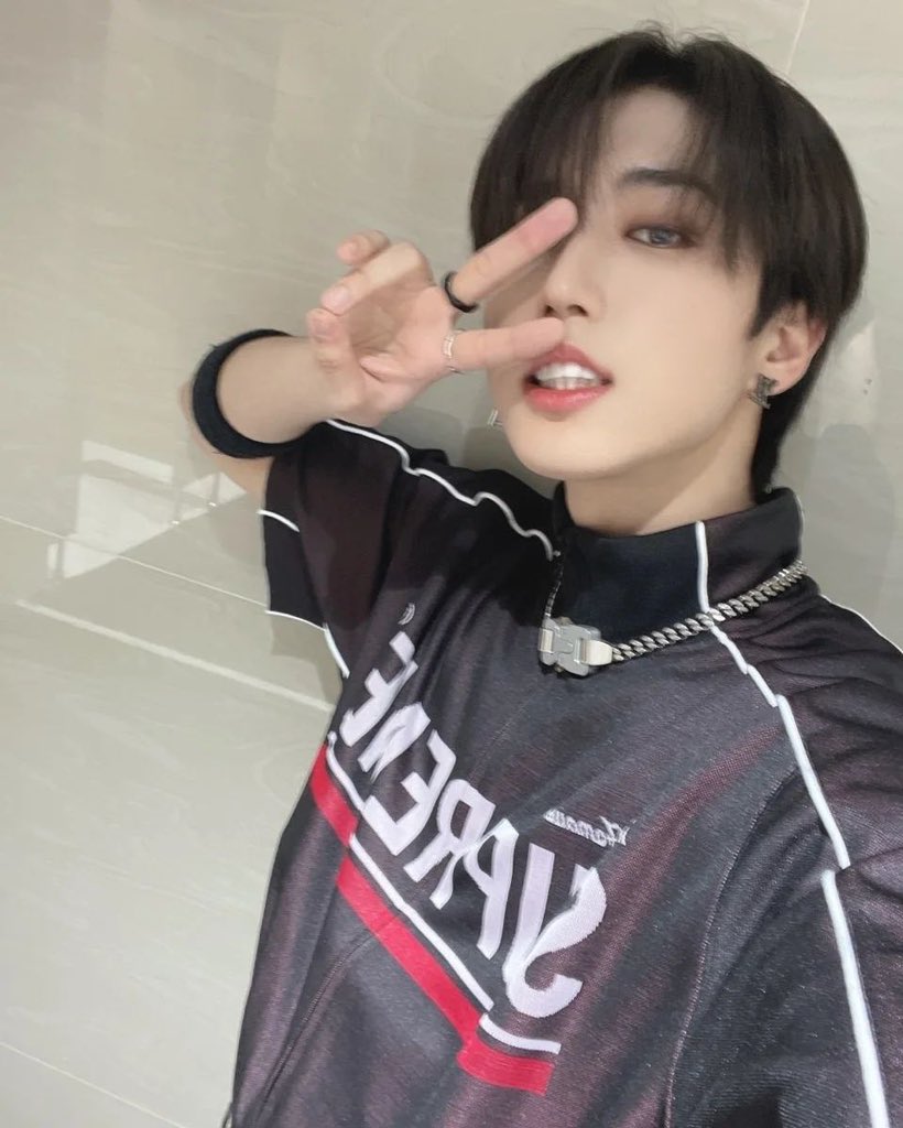 amiloveer_'s tweet photo. ;;#minsung #minsungau;;

джисон с трепетом собирается признаться, рисует портрет минхо, рисует его любимых персонажей и цветы, даже стихи пробует написать. и ждет _идеальный_ момент. https://t.co/SQTtlB7SVq