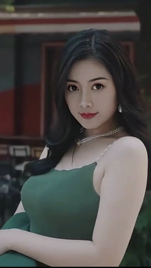 Giống nhau cả, chỉ khác nhau bộ quần áo .
  Wish you all a cool Tuesday filled with lots of fun and happiness.
 Good morning and have a good working day friends.