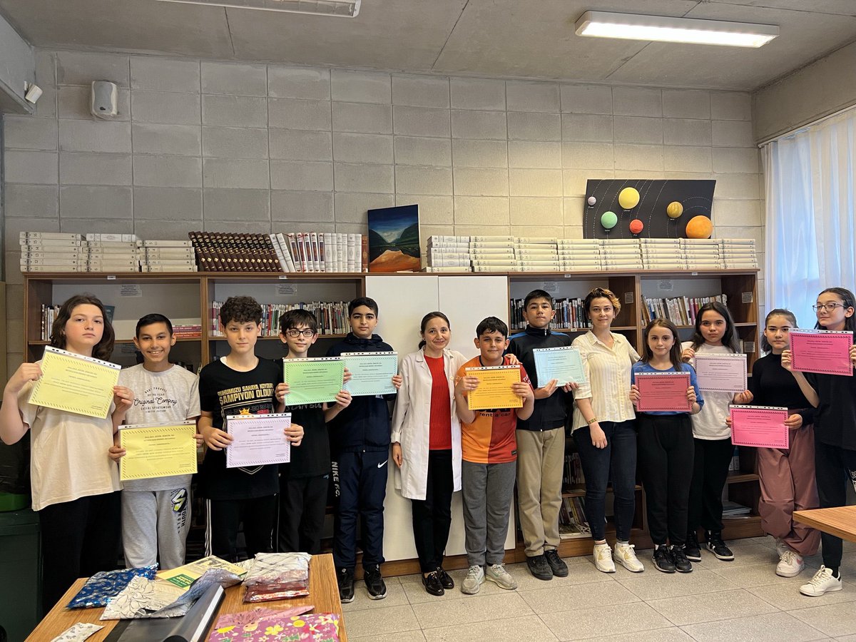 BKM_Ortaokulu's tweet photo. 7. sınıf öğrencilerimiz arasında düzenlenen Kitap Okuma Yarışması’nda, belirlenen dört kitabı okuyan ve bu kitaplara ilişkin hazırlanan sınavdan 85 puan ve üzerinde not alan 11 öğrencimize, belge ve hediyeleri teslim edildi. 📚💁🏻‍♀️

👉🏻 https://t.co/xuDwm07E4l https://t.co/09S1fYndc9