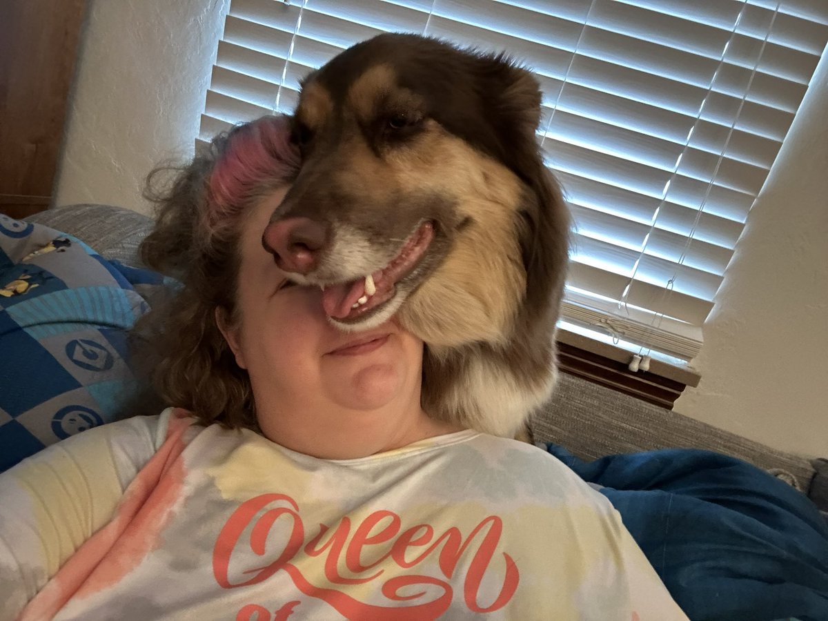 How I take selfies with my mom <a href="/MayemSnyph/">Queen of Cobwebs & Dog Fur 🌊🌻</a> #DogsOfTwitter #DogsAreLove #DogsAreFamily #selfie