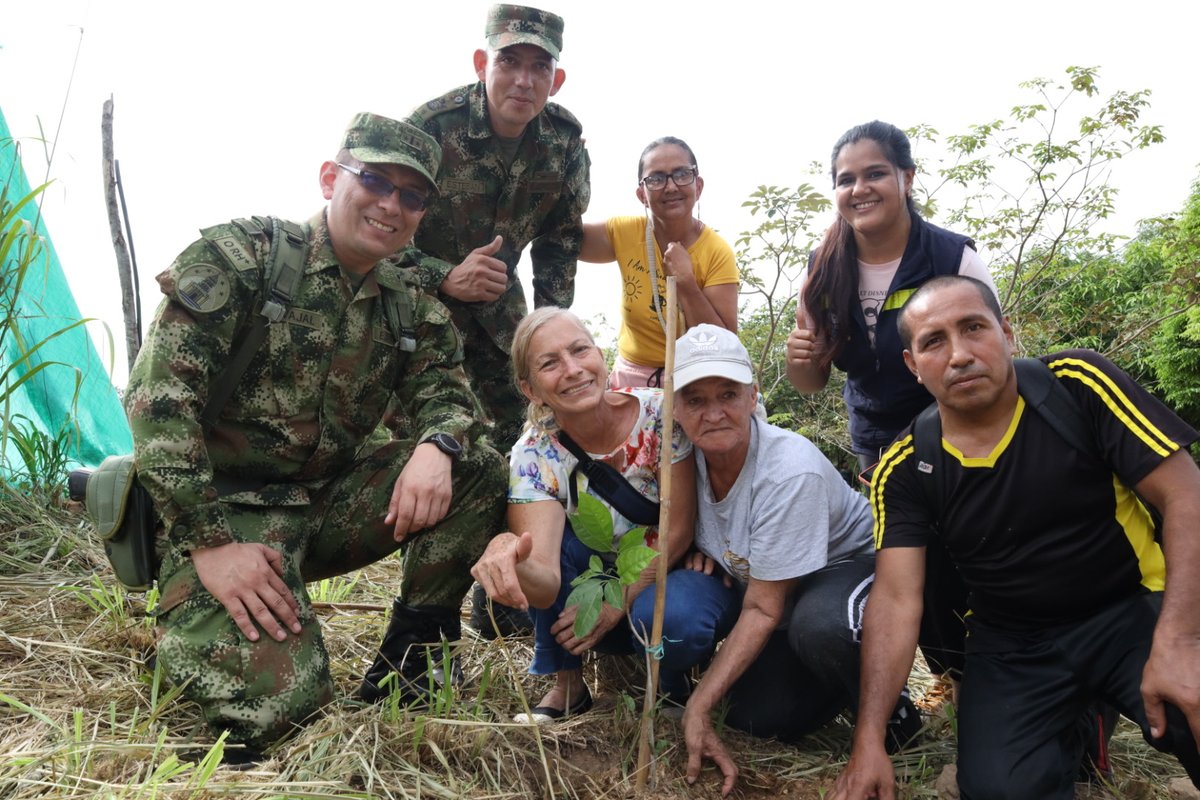 Ejercito_CAAID's tweet photo. #CustodiosDelMedioAmbiente
Continuando con nuestro compromiso de preservar el ambiente, soldados de @Ejercito_Div2 y el equipo #FeEnColombia en articulación con @AlcaldiaCucuta sembraron 410 árboles 🌳 en el marco de la campaña #MiVeredaModelo en el corregimiento Urimaco https://t.co/umOu2J7WuT