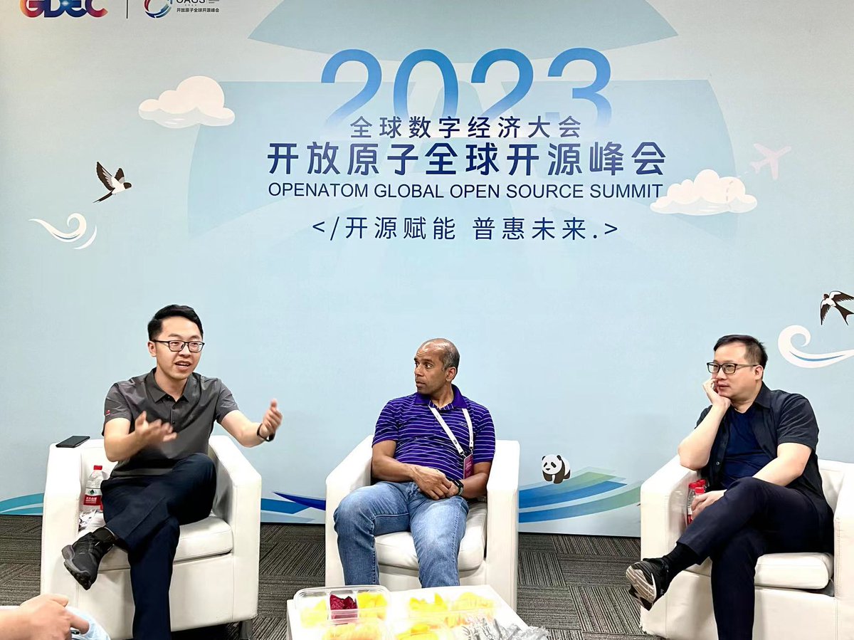 Enjoyful discussion with @arungupta, Keith Chan and China local community members in-person! We covered the development of cloud-native ecosystem, enterprise open source strategies, building global community, and a lot other interesting topics. #cloudnative #opensource