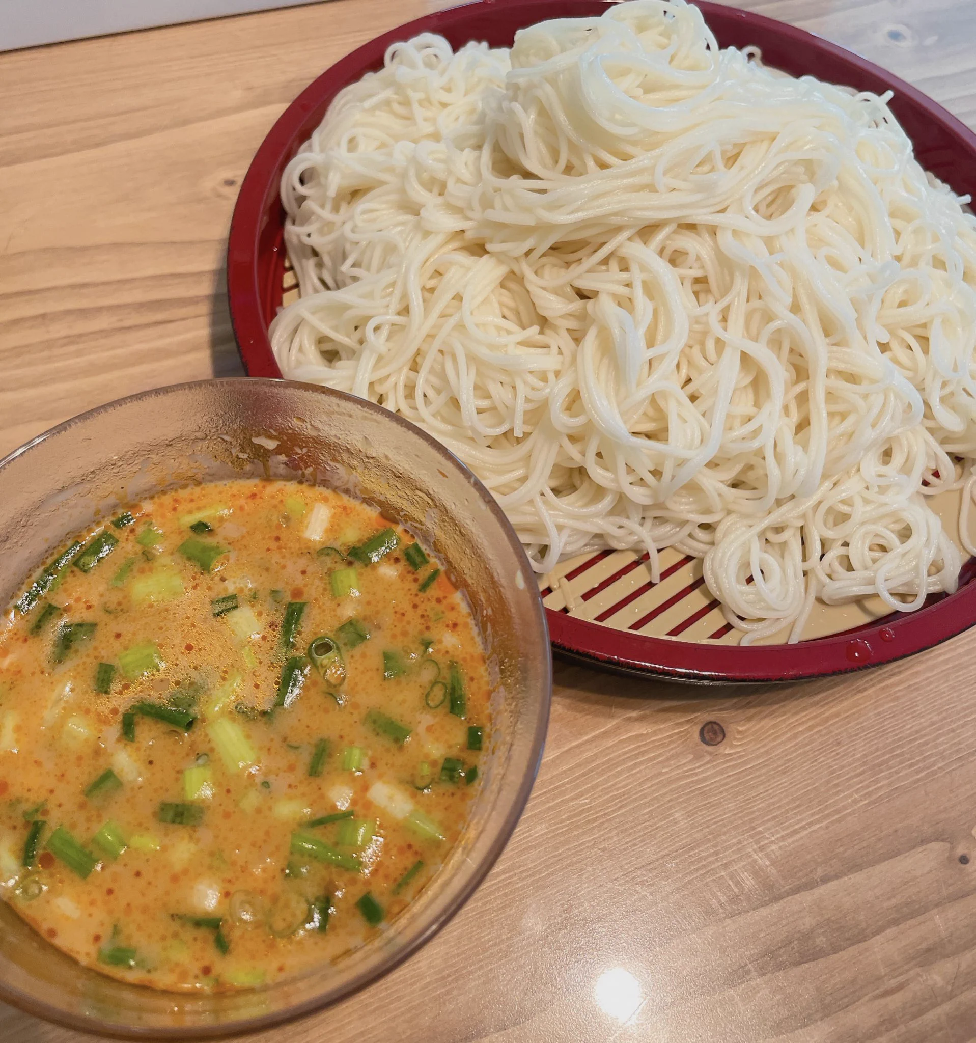 #今日の辛活
これに台湾料理屋さんの激辛ダレ入れた！
「素麺は1人2束よ！」って言葉信じて茹でたら量多すぎ。
毎回信じて茹でたら多くなる。もう信じない。  