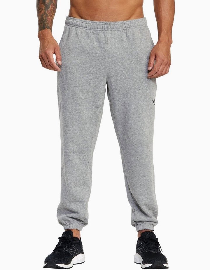 i've never seen a guy actually pull off wearing grey sweatpants, they all just look crazy😭