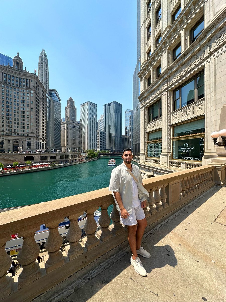 🌬️ 🌆 
#wrigleybuilding #chicago #chicagoriver #chicagoriverwalk #chicagorivernorth #visitchicago