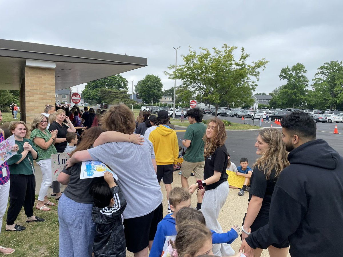 Senior Walk at @CBS_Bethpage this afternoon.  Congratulations to all the graduates! 💛⭐️✨ @principalBUFSD @DSiebertCBS @BethpageUFSD #WeAreBethpage