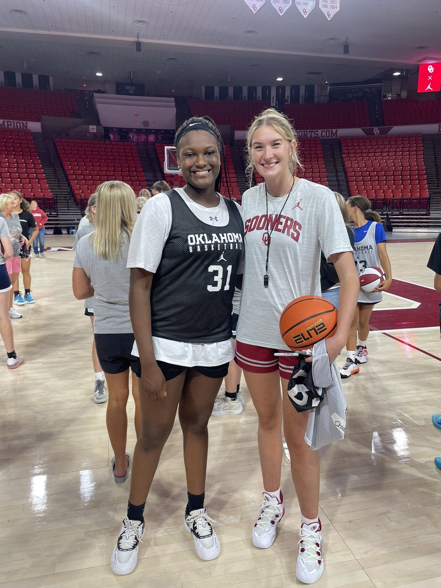 sofiwoodson's tweet photo. So blessed and honored I got to go to camp and be around these amazing girls! Had so much fun! BOOMER SOONER !!❤️🤍 Thank you Coach! #ouwbb #BoomerSooner @OU_WBBall @SoonersCoachJB https://t.co/Gy6JtwSAFw