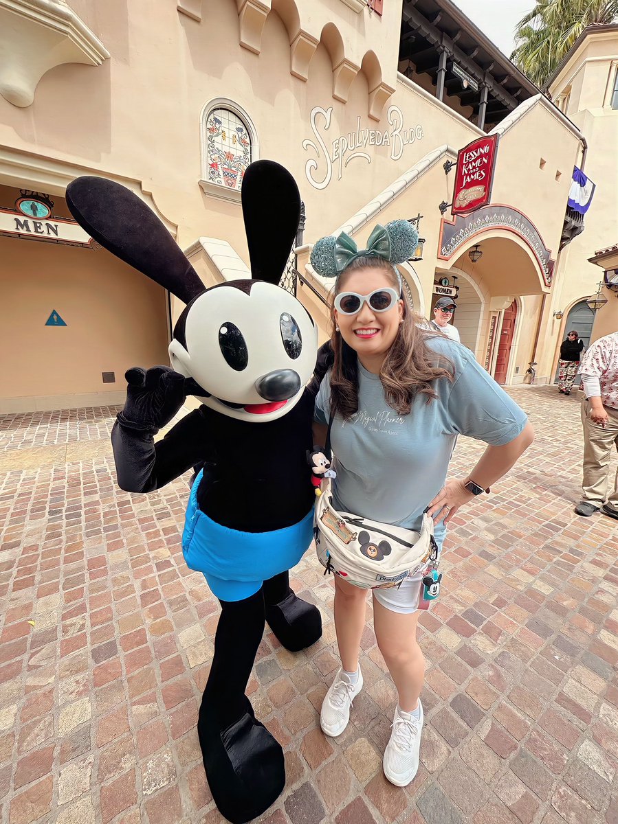 ClaudiaIndridso's tweet photo. I was in the presence of Oswald… talk about BEST DAY EVER! #OswaldRabbit #DCA #InstaDisney #DisneyGirl #DisneyAdult #DisneyPro #DisneyTravelAgent #Disneyland #DisneyVacation https://t.co/BKVboinkR6