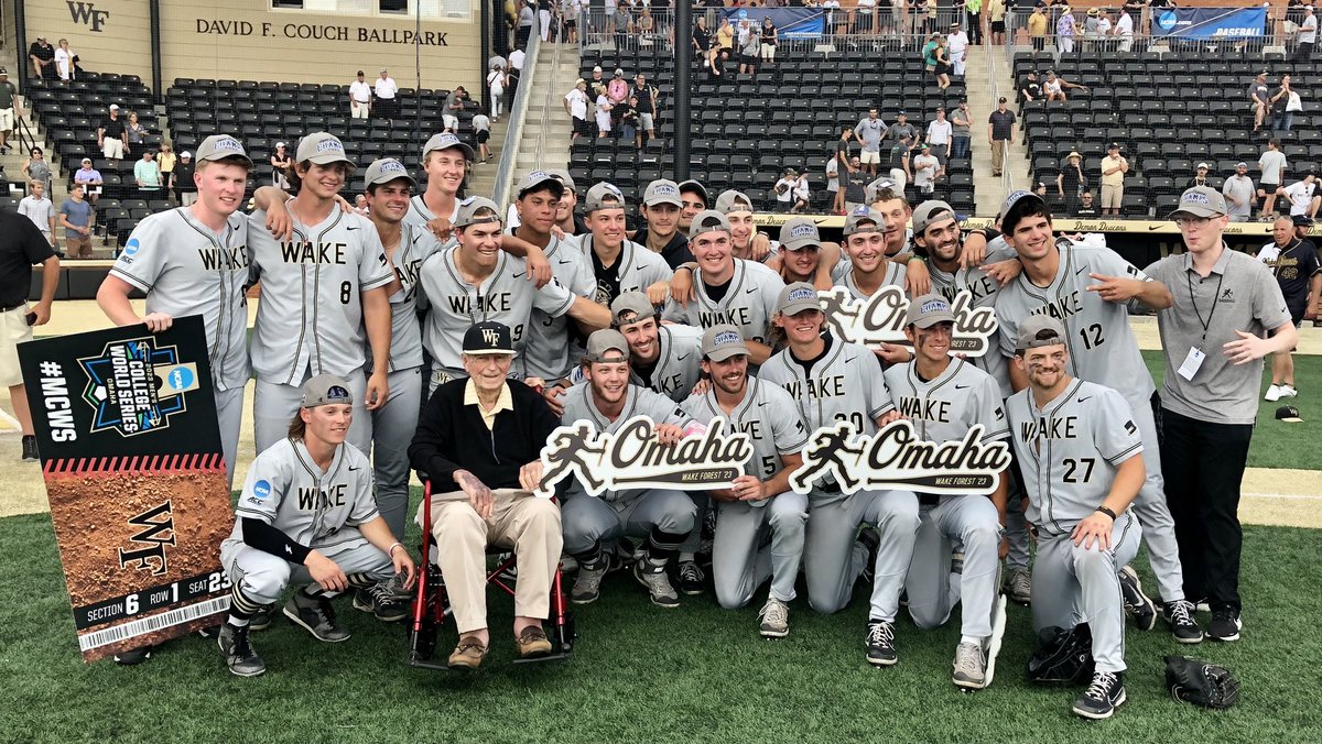 Extraordinary moment following @WakeBaseball’s clinching win vs. @AlabamaBSB - former @DemonDeacons #AllAmerican (played on 1949 national runner-up team) & longtime AD, #97YearsYoung #GeneHooks celebrating with #SuperRegionalChamps post-game!
#DiamondDeacs💎🎩⚾️ #OmahaBound