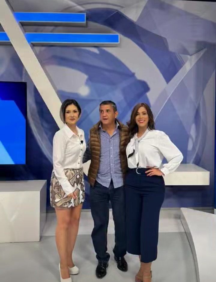 __VaderGT's tweet photo. Esperemos que VINICIO PACHECO no les vaya a sacar un gif en pelota a estas bellas presentadoras. 

#DobleMoral. https://t.co/39JpZHMlD7