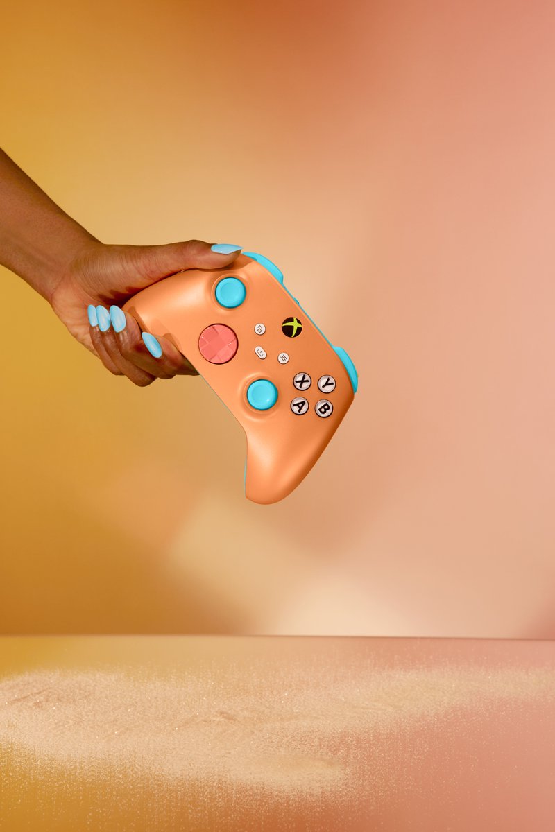 Xbox_JP's tweet photo. 6 月 20 日(火)より数量限定発売される
#Xbox ワイヤレス コントローラー サンキスド バイブス オーピーアイは
本日より予約受付開始！

ネイルのような華やかな存在感と輝きを放つコントローラーで、お気に入りタイトルを楽しもう✨

詳しくはこちら⬇️
https://t.co/og68fSFV4f

#OPIXbox https://t.co/LN2NcCjX2W