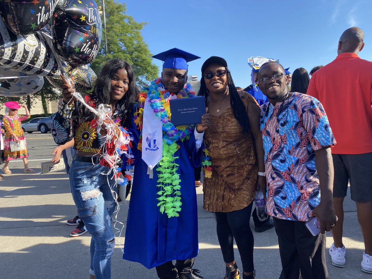 FWPS210's tweet photo. And so a new journey begins. Congrats FWHS graduates! @federalwayhigh #EagleGrad #Classof2023 https://t.co/q8hVqlX8I4