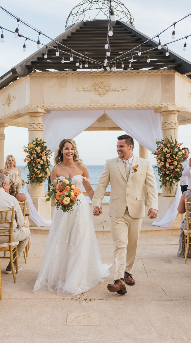 Discover the perfect backdrop to the perfect celebration of your eternal love story. Your dream destination wedding awaits in Cabo!✨