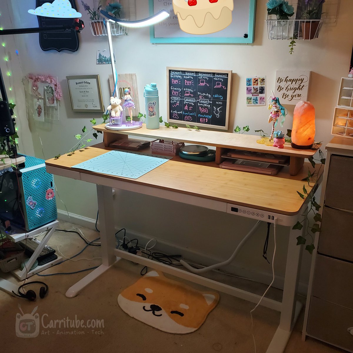 Not sure why it took me so long, but added my @grovemade desk shelf to my @FlexiSpot bamboo desk, created a nice mini shipping area for my stationary shop underneath ☺️💖