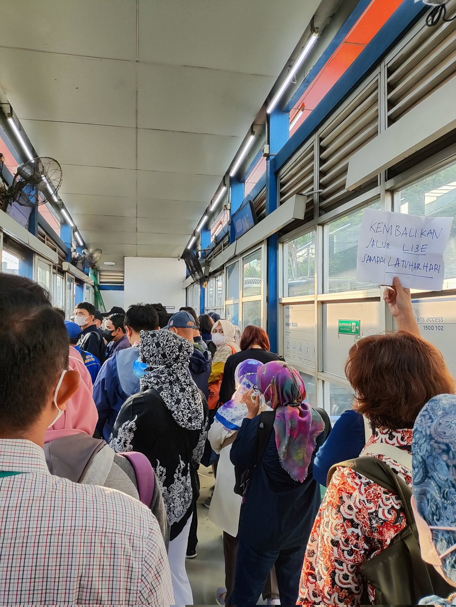 aru_xx's tweet photo. @PT_Transjakarta ada request dari salah satu penumpangnya. https://t.co/dAAeK7bJCe