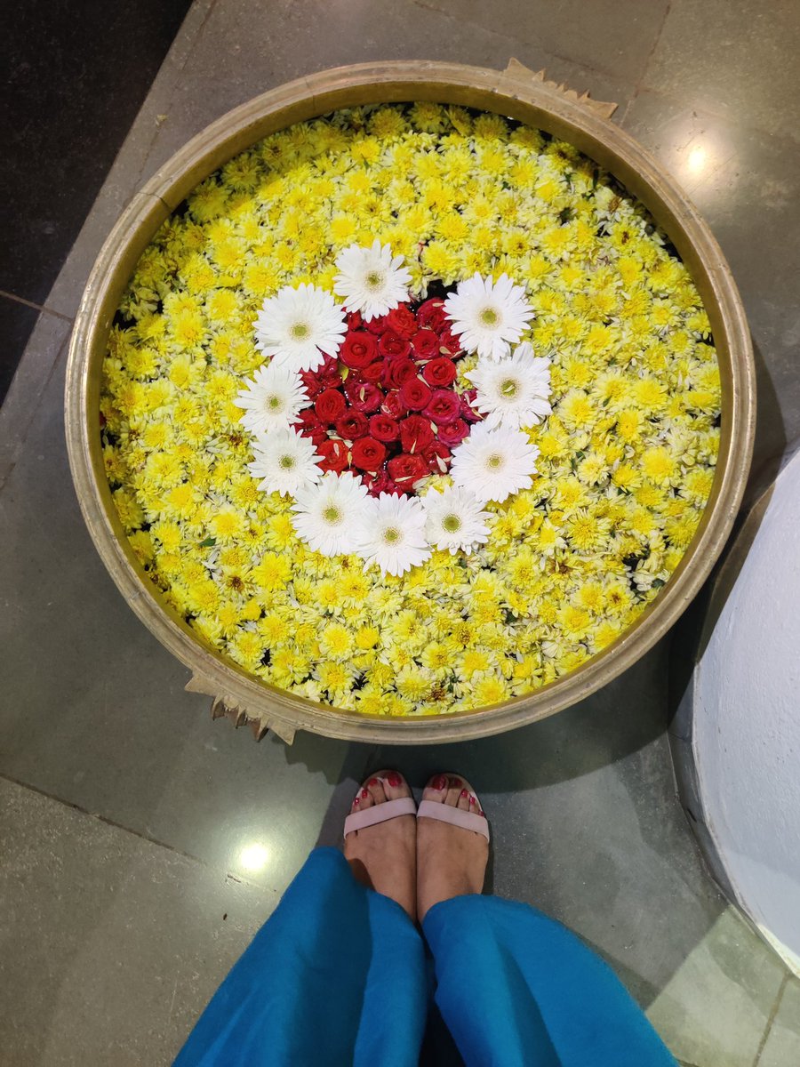 _myartjournal's tweet photo. Urli is a simple, shallow, bowl-shaped container with a wide opening. This traditional bowl can be found all over South India, most common in Tamil Nadu and Kerala. Urli is available in different materials, but Brass Urli is the most popular. 🌸🌼🌺
#Uruli #FlowerOffering https://t.co/zKRc9JEqc9