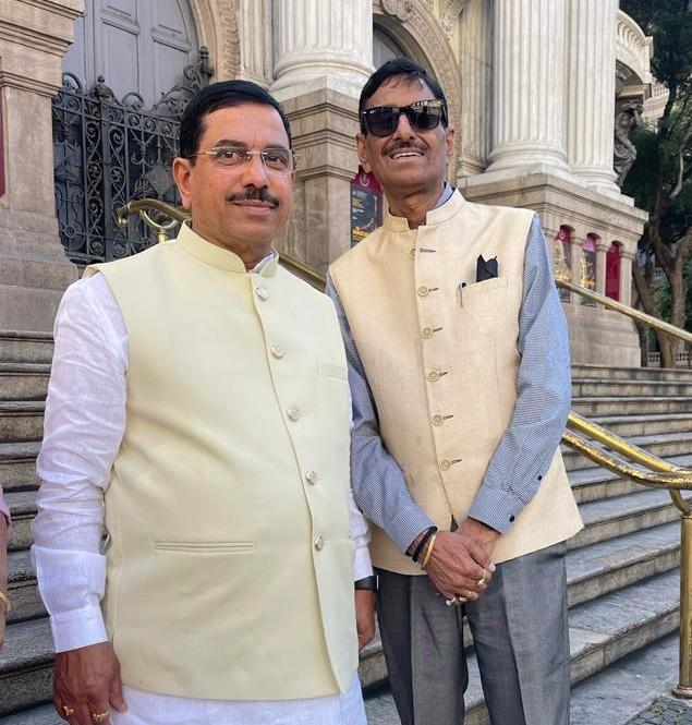 SethSanjayMP's tweet photo. भारत ब्राजील राजनयिक संबंध के 75 वर्ष पूर्ण हुए। संयोग है कि इस समय हम आजादी का अमृत महोत्सव भी मना रहे हैं। ब्राजील में सुखद अनुभव मिला कि महात्मा गांधी जी और उनके विचार वैश्विक स्तर पर स्वीकार्य हैं। केंद्रीय संसदीय कार्यमंत्री श्री @JoshiPralhad जी के साथ उन्हें नमन् किया। https://t.co/3tlzuTvjbH