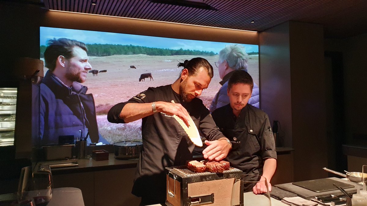 Heel gave ervaring bij het nieuwe CHEFFD Atelier in Schoorl. Topniveau eten &amp; drinken, ondersteund door beeld en geluid aan chef's table voor max 10 personen. Uniek voor NL. Goede zet van <a href="/djzandbergen/">Jonathan Zandbergen</a> en Martin <a href="/merlethotelrest/">Merlet Hotel</a>. Verslag op FB: m.facebook.com/story.php?stor…