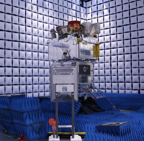 📢 Le satellite SVOM 🛰️ est maintenant presque entièrement assemblé ! C'est le temps des essais d'environnement et notamment de compatibilité électromagnétique. Pour cela, le satellite est placé dans une chambre anéchoïque. 📷 : @CNES & IAM CAS