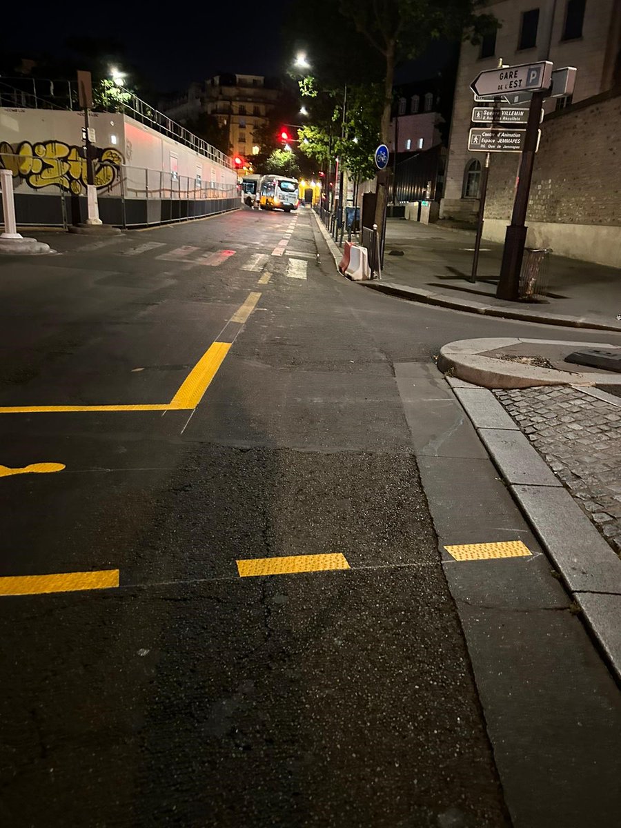 caupamat's tweet photo. Les équipes dynamiques de #Caupamat relèvent les défis de jour comme de nuit ! 🌇✨ À Saint-Denis le jour et à la Gare de l'Est la nuit, nous assurons une présence constante sur les chantiers pour une #securiteroutiere optimale. 💪🚧 #ÉquipeCaupamat #SignalisationHorizontale https://t.co/GAcoHP3LzH