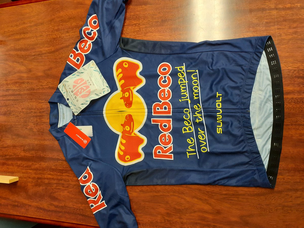 shackson_browne's tweet photo. #レッドベコ
#RedBeco
ジャージ到着!!
おいらはスチャラカ社員なんで、個人的な荷物も会社に届くよう指定するんだけど、箱にはジャージと一緒に福島桑折町産の献上桃の果汁を使用したグミが入っていた。ジャージはおいらが着るけど、グミは財政担当嫁に献上だ。有り難う。red Beco!! https://t.co/2Tqg5C1wXU