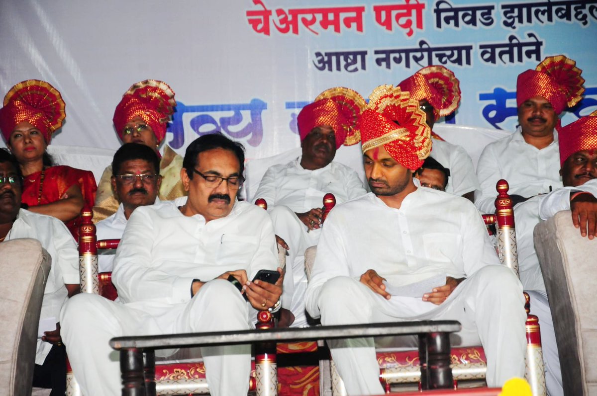 Prateek_J_Patil's tweet photo. राजारामबापू पाटील सहकारी साखर कारखान्याच्या अध्यक्षपदी निवड झाल्याबद्दल आष्टा नगरीच्या वतीने माझी भव्य मिरवणूक आणि मा. आ. जयंत पाटील साहेबांच्या उपस्थितीत नागरी सत्कार करण्यात आला. माझ्यावर प्रचंड विश्वास ठेवल्याबद्दल मी सर्वांचे कृतज्ञतापूर्वक आभार मानतो 🙏

खरंतर स्व. राजारामबापू यांचा नातू म्हणून आणि मा. आ. जयंत पाटील साहेब यांचा मुलगा म्हणून आपण सर्वांनी मला भरभरून प्रेम दिलेले आहे. या दोघांच्याही कार्यकर्तृत्वामुळे आष्टा आणि परिसराचा कायापालट झालेला आहे. १९७० साली स्थापन झालेल्या आपल्या कारखान्याच्या आता चार शाखा झाल्या आहेत. 

सध्या तरुणांचा शेतीकडे जास्त कल आहे आधुनिक पद्धतीने शेती करणारे अनेक तरुण आपल्याकडे आहेत. त्यांच्याकडून मी वेळोवेळी माहिती घेत असतो. ठिबक सिंचनाद्वारे शेती करून उत्पादन वाढविणारे शेतकरी मी पाहिले. यावर अभ्यास करून आपण सुमारे ८ हजार क्षेत्र ठिबक सिंचनाखाली आणले आहे, ड्रोन द्वारे फवारणी करण्याचे तंत्र सुद्धा आपण आता वापरत आहोत. सवलतीच्या दरात शेती साहित्य देण्याच्या उपक्रमाला उत्तम प्रतिसाद मिळत आहे. ऊस उत्पादक शेतकऱ्यांना मदत व्हावी यासाठी शेती मार्गदर्शन पुस्तिका आपण प्रकाशित केली आहे. आपल्या भागातील शेतकऱ्यांच्या उत्कर्षासाठी मी आणि सर्व संचालक मंडळ कटिबध्द आहे.

यावेळी राजारामबापू पाटील सहकारी साखर कारखान्याचे सर्व संचालक व आष्टा शहरातील सर्व प्रमुख नेते व कार्यकर्ते, नागरिक उपस्थित होते.