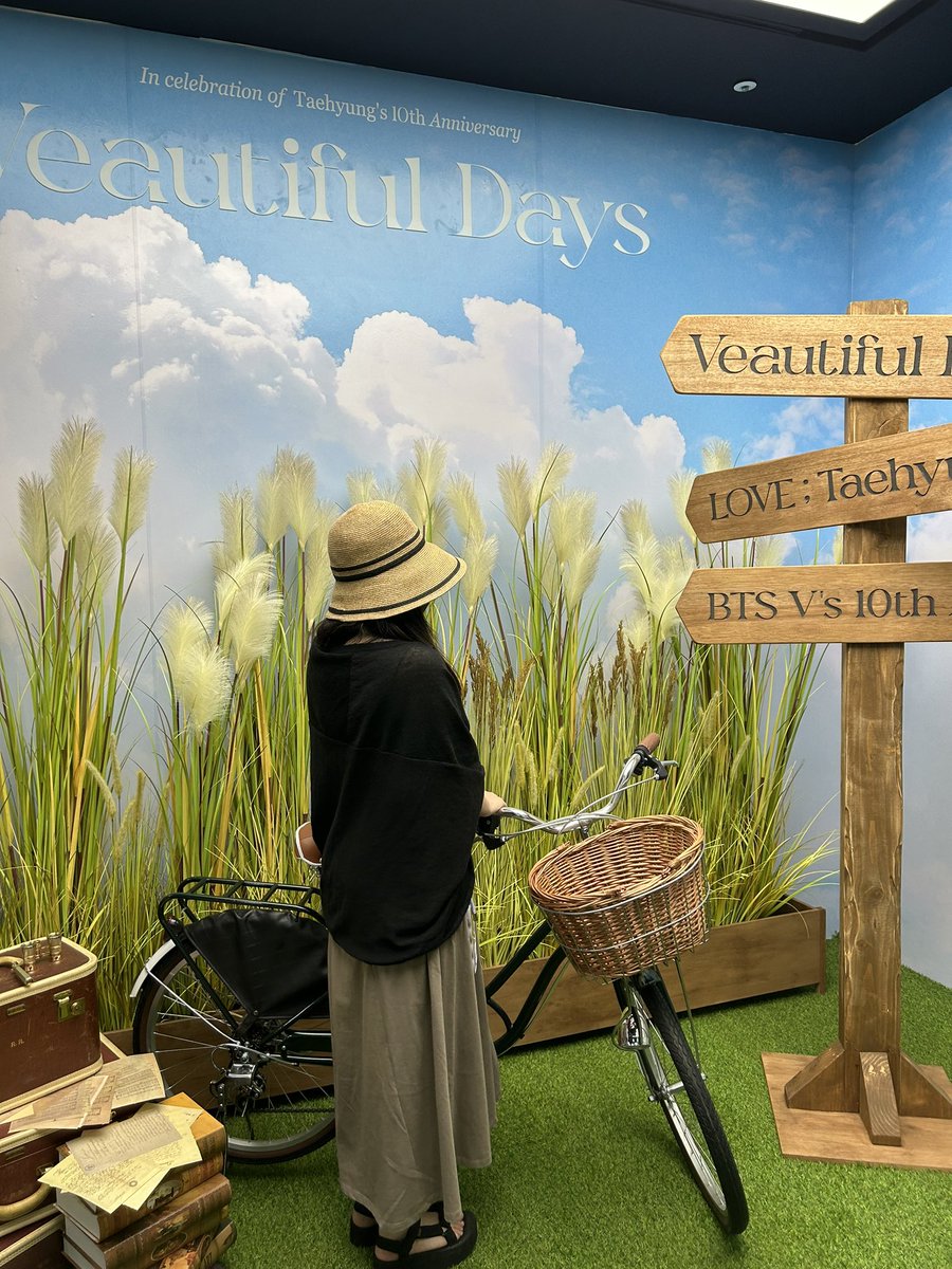 bansoukou1030's tweet photo. ソウルのヌナビニムの展示会に来ています♡
ご本人に初めてお会いできて感激です💜　
#LOVE_TAEHYUNG_10th https://t.co/TCvnLYQPC0
