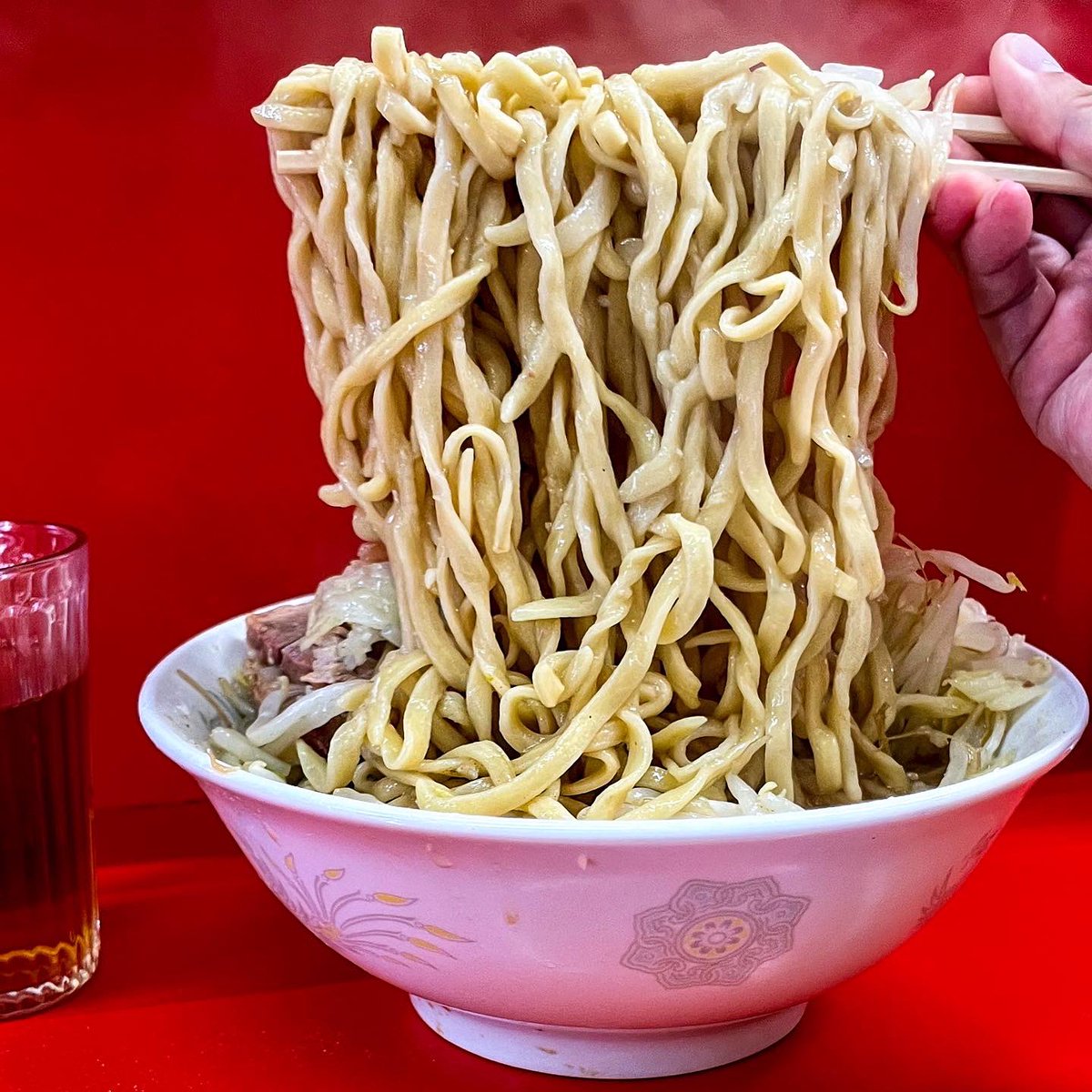 Ramen_Tantanmen's tweet photo. ラーメン二郎三田本店

二郎とは無縁の所に2週間ほど行っていたので帰京と同時に三田本店激凸！

今日はめちゃ蒸し暑い🥵
朝から飲んでたビールが早々に
汗で無くなり候

2週間ぶりの二郎はスゲ〜美味かった
ブタ出汁、醤油、グルとニンニク

離れて分かる二郎の美味さ❗️
胡椒をたっぷり振れば最高峰😁 https://t.co/wrRpwcbBHi