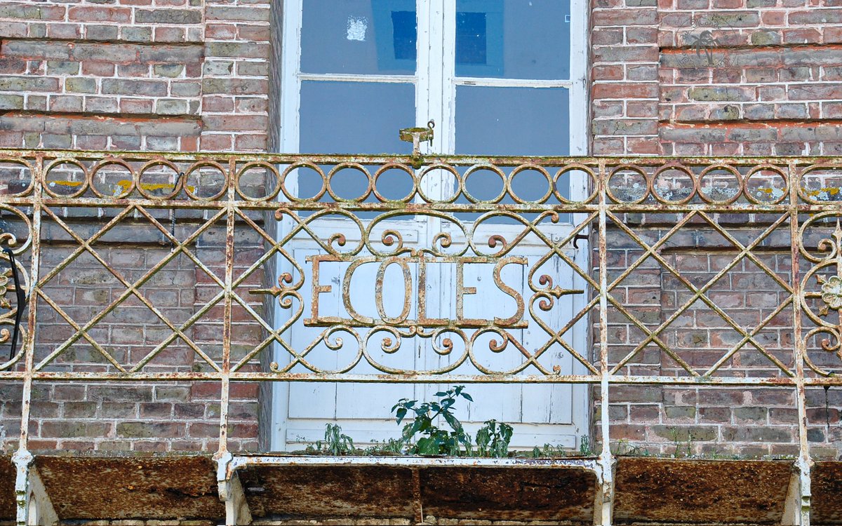 leTDMen80ans's tweet image. Quand je me promène dans les rues d'une ville, d'un village, j'aime relever les petits détails de son #histoire. 
Plus de photos de #LeCrotoy :
👉letourdumondeen80ans.fr/france/le-crot…

🇫🇷
#blogueurshdf #MagnifiqueFrance #BaladeSympa #francemagique #ephotozine #ecole #voyage #gosomme #écoles