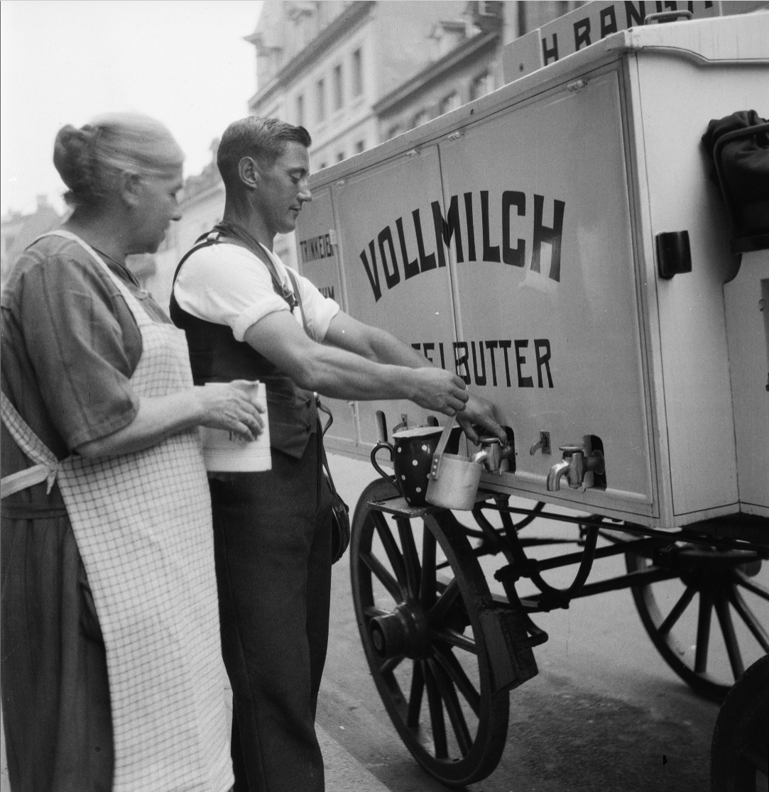 Staatsarchiv_BS's tweet photo. Zum Zmorge frische Vollmilch! Und hoffentlich ebenso frische "Trinkeier" . Aufnahme von #lotharjeck aus dem #fotoarchivjeck, seit kurzem online einsehbar im #digitalerlesesaal des @Staatsarchiv_BS unter https://t.co/AROhN7UHl2. Aufnahme von 1930-1940. #archivCH #milchmann https://t.co/7dGwwnrRD5