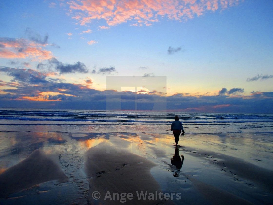 Photo of the day…..
Nothing soothes the soul like a walk along the beach.
#sunset #fistralbeach #reflections #plymouthphotographer #cornwall #sunsetphotography #northcornwall #tranquility #beachphotography
@Fistralbeach @ILoveCornwallUK @Tourism_Newquay 

ange21.picfair.com/pics/017395231…